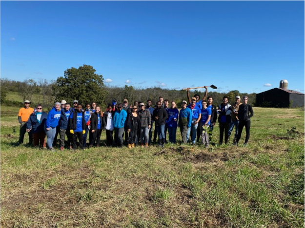 greenforestsw's tweet image. On Saturday we planted 220 white oaks with @arborday, Graduate Students from UofKentucky and Angel&apos;s Envy. This plot will become a demonstration orchard at their new distillery in Henry County, KY. Follow the #ToastTheTrees Campaign for updates on their reforestation efforts. 🌱
