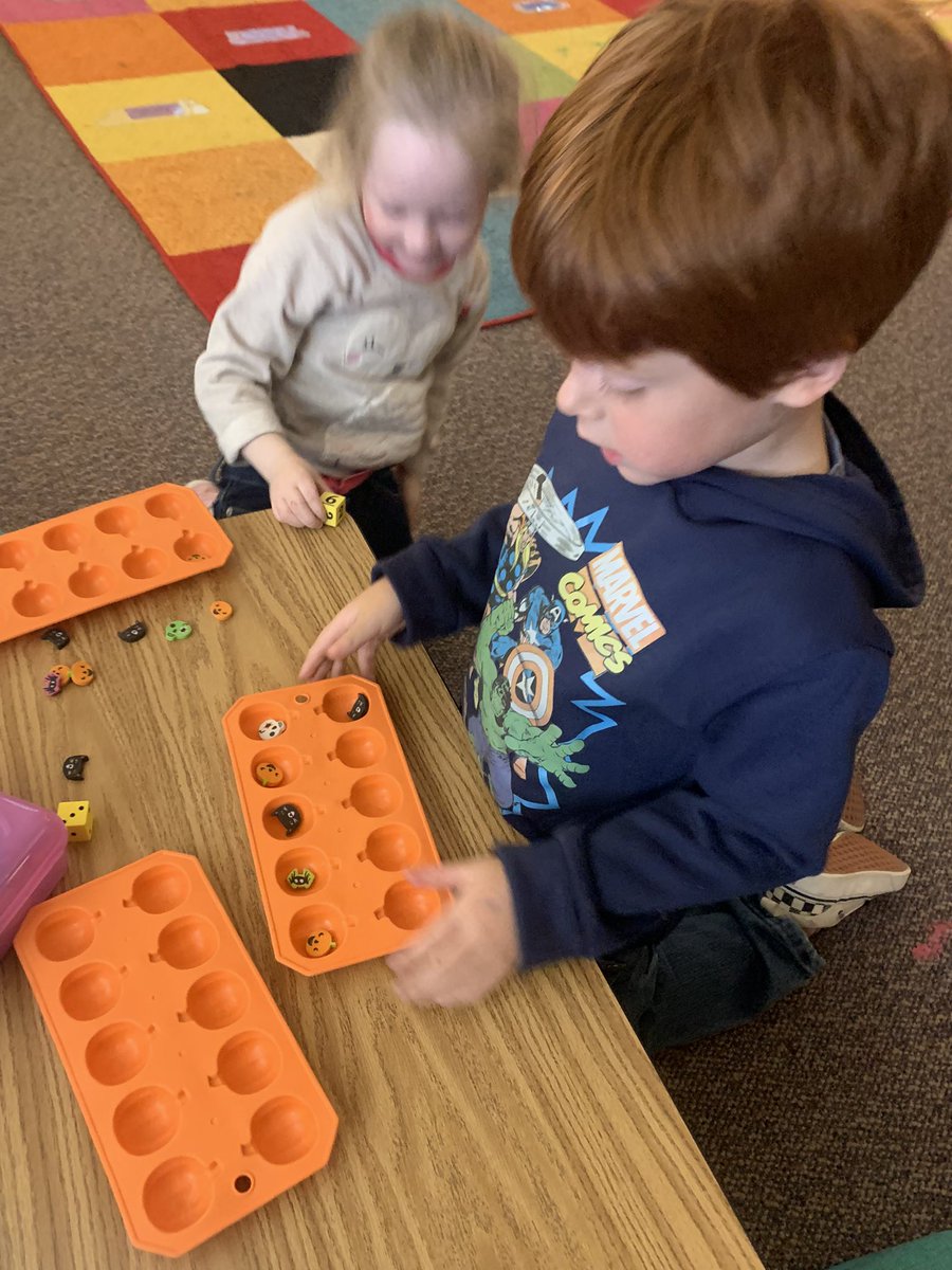 OaksTyler_'s tweet photo. Halloween math stations are in full swing! 🎃👻 @mambrinosteam #10houses1family https://t.co/6x7zYNDoQ2