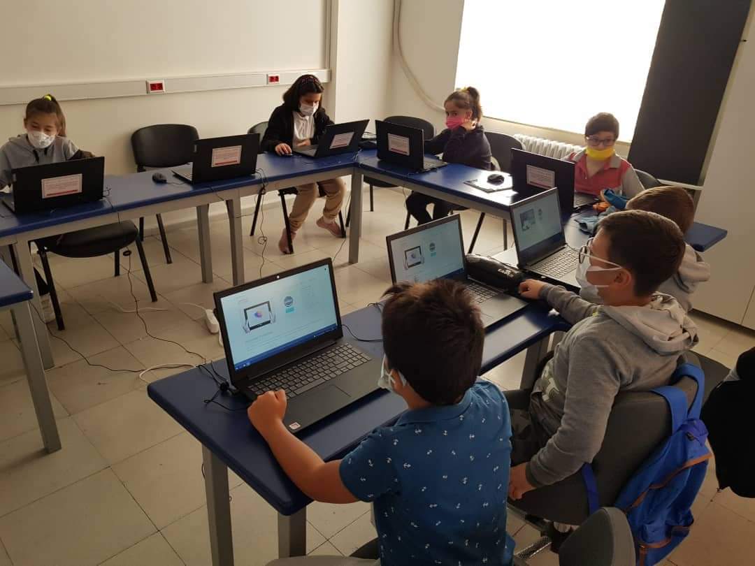 ZaferKATR33's tweet photo. Yunusemre Kendin Yap Atölyesinde öğrenci eğitimleri başladı. Yeni nesil teknolojiyle donatılmış 6 istasyondan oluşan Atölyede öğrenciler temel bilimlerden  kodlamaya, tasarımdan multimedyaya birçok farklı konuda eğitim alacaklar.
#YENEP #KendinYap
@KalkinmaAjansGM @il_mem_45 https://t.co/pIl7U5JI0G