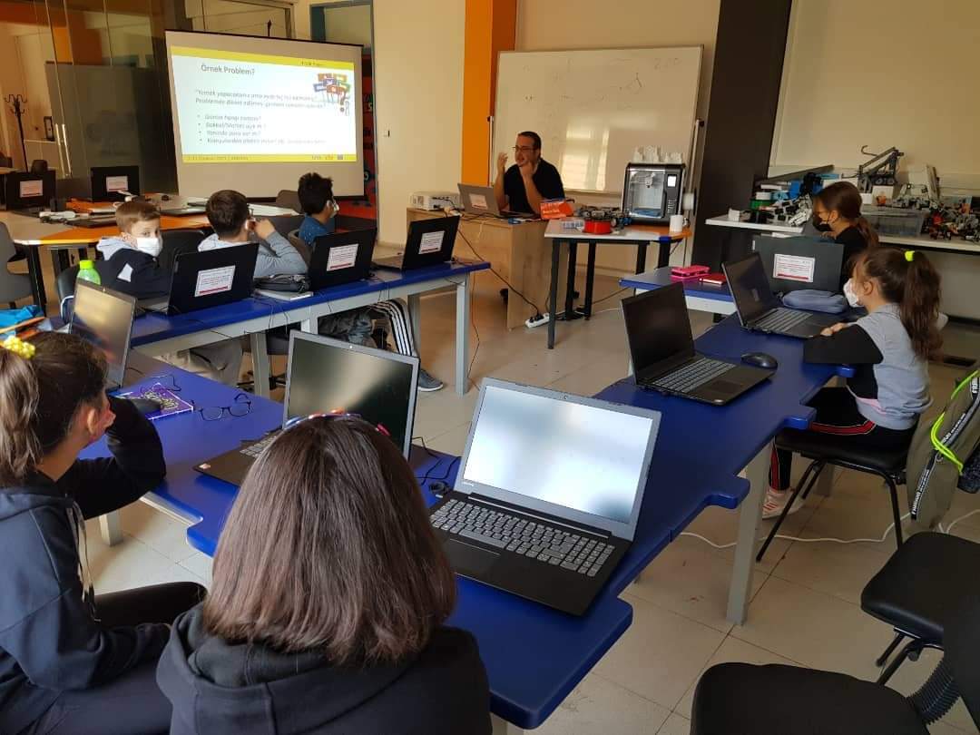 Yunusemre Kendin Yap Atölyesinde öğrenci eğitimleri başladı. Yeni nesil teknolojiyle donatılmış 6 istasyondan oluşan Atölyede öğrenciler temel bilimlerden  kodlamaya, tasarımdan multimedyaya birçok farklı konuda eğitim alacaklar.
#YENEP #KendinYap
<a href="/KalkinmaAjansGM/">Kalkınma Ajansları Genel Müdürlüğü</a> <a href="/il_mem_45/">Manisa İl Millî Eğitim Müdürlüğü</a>