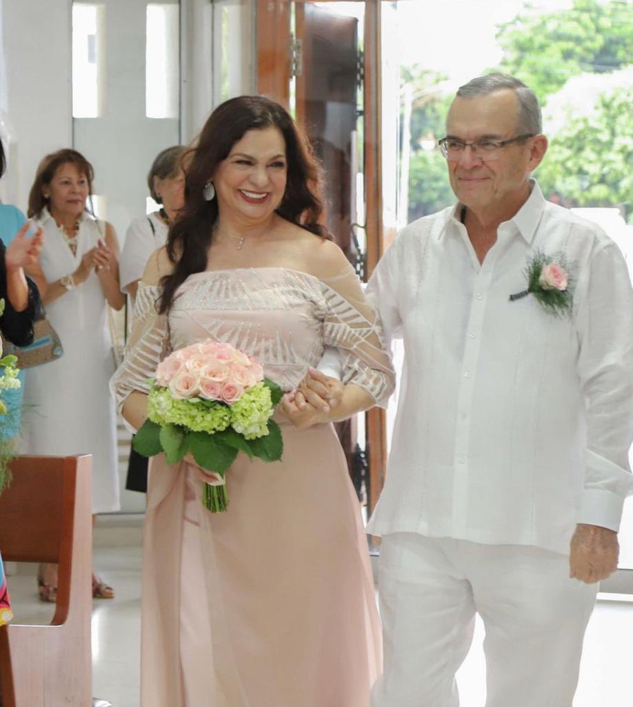 ccampocuello's tweet photo. Hoy se fue la reina de mi Corazón: Mi madre. La niña Mary. Una mujer que nos enseñó siempre a profesar el amor sin distingo alguno. Su símbolo la sonrisa. En ella la misericordia de Dios. Dejas un legado de amor por los demás que intentaré de llevar hasta el último de mis días. https://t.co/0po1rWqpoS