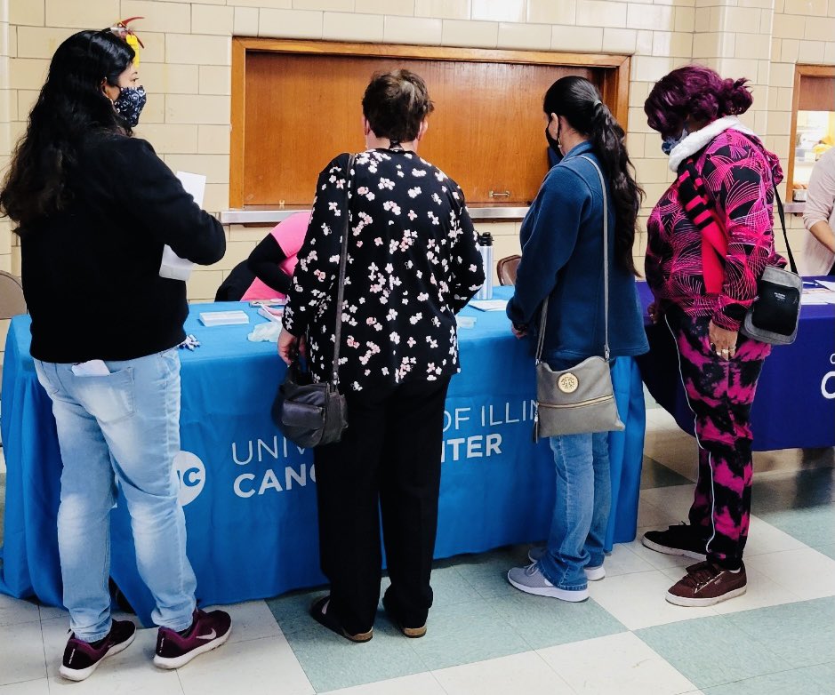 emartichi's tweet photo. So proud of our community engagement team @PaolaTo312 @UICancerCenter who work every day to bring cancer prevention resources to cook county communities! @NCIprevention @NCICRCHD @chicagochec #BreastCancerAwarenessMonth #prevention https://t.co/zVQof8KPl5