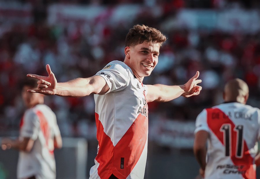 RiverPlateEnTw's tweet photo. 🔝 Julian Alvarez lleva 26 goles y 21 asistencias en River y es el goleador del campeonato con 10. 

¿Otra marca top de Julian? Con 21 años ya le hizo goles a todos los grandes:

3⃣ a boca
1⃣ a Independiente
1⃣ a Racing
3⃣ a San Lorenzo https://t.co/hwugvh8KTu