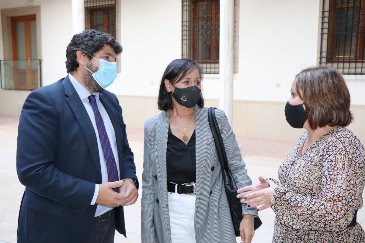 LopezMirasF's tweet photo. 75 años lleva @CyDLorca mostrando nuestras tradiciones y folclore por todo el mundo. Hoy son ya todo un referente, por eso, iniciamos los trabajos necesarios para concederles la Medalla de Oro de la #RegióndeMurcia el próximo año. 

Reconocimiento más que merecido 👏👏👏. https://t.co/j8YqmDD4bK