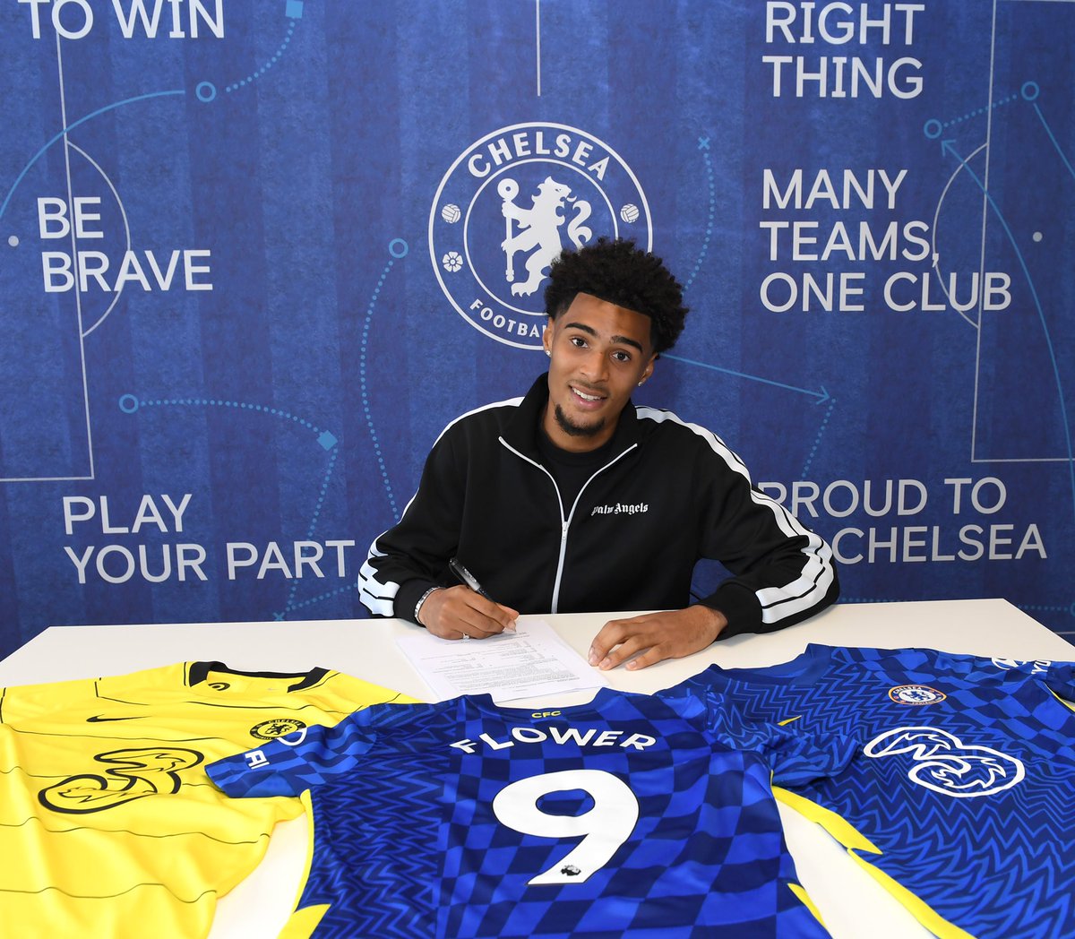 Louisflower9's tweet photo. Happy to sign my first professional contract 💙 #CFC https://t.co/5NNli95c1G