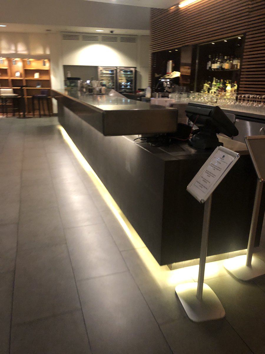 jonpreussner's tweet photo. @DoubleTree very slow staff at Hilton double tree Tower of London. Goto the bar while we wait and still no one there, ridiculous!!!! https://t.co/S87lAzCPmO