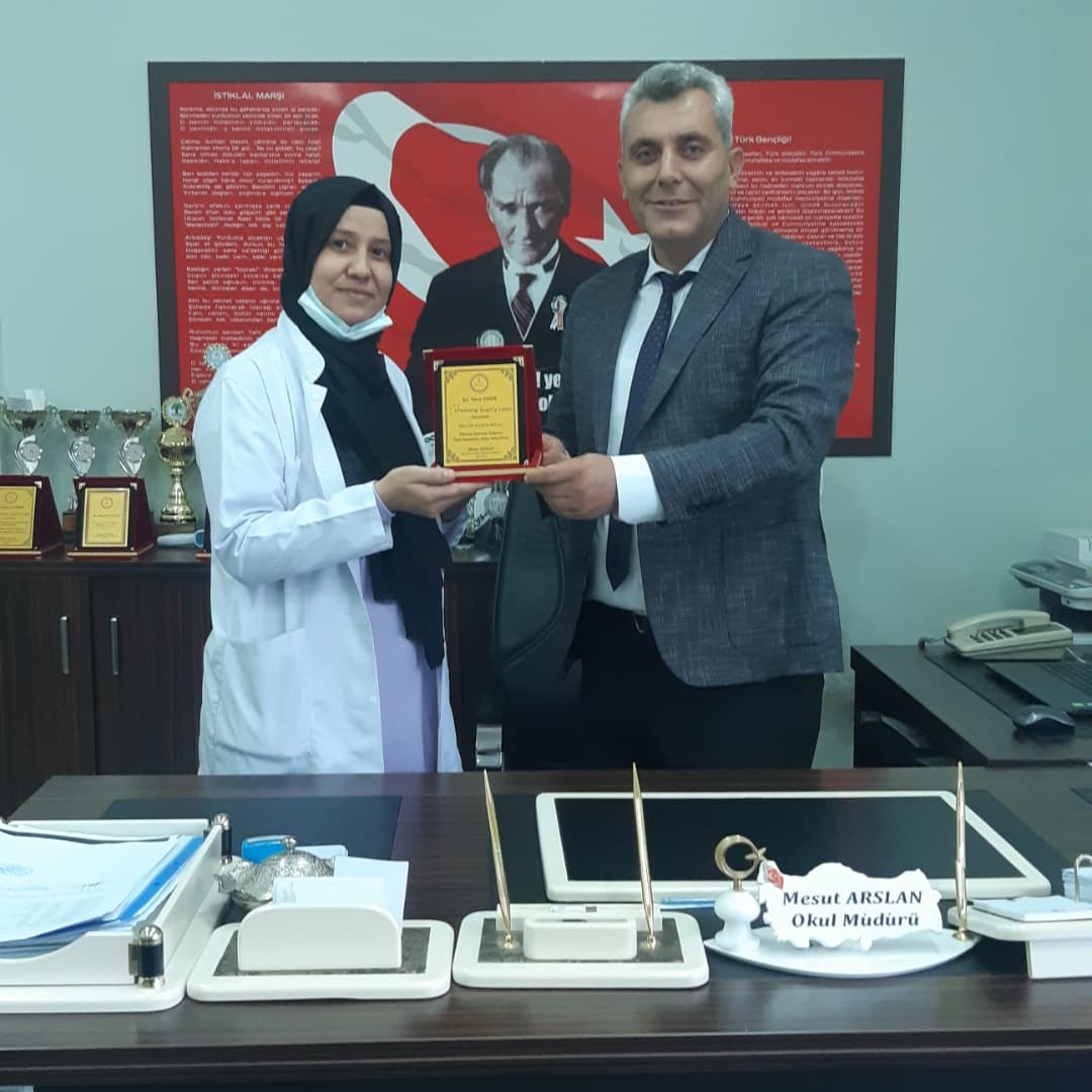 MesutAR18525108's tweet photo. E Twining kalite etiketi alan omüdür yardımcımız Havva APLAK ve sınıf öğretmenleri Esra ONUR, Güler ATEŞ, Hakan BARUT  a ve bu yıl okulumuzdan ayrılan Fatma İncirli ye okulumuza E Twining Okulu belgesi kazandırdıklarından dolayı teşekkür edip plaketlerini takdim ettik @yasintepe https://t.co/Uaqu65lHod