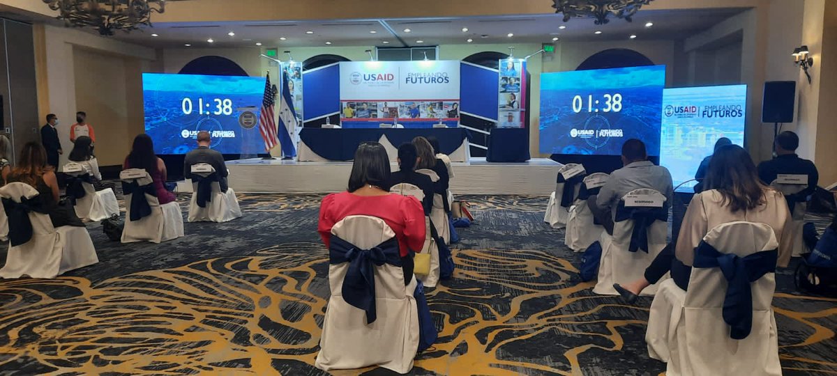 USAID/ Empleando Futuro deja historias de éxito en jóvenes hondureños.

Capacitó a más de 6,000 jóvenes en actividades para la vida, competencias laborales básicas y técnicas de servicio al cliente entre otros. Apoyó a 40,400 jóvenes para obtener trabajo y continúar estudios.