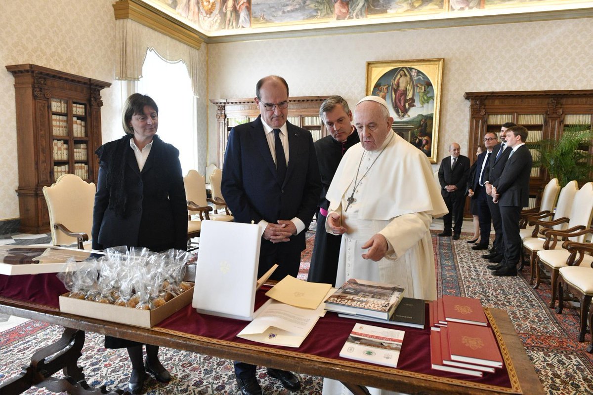 MESSI ?? 10 on Twitter: "Messi al Papa Francisco Le entrego firmada una  camiseta… "