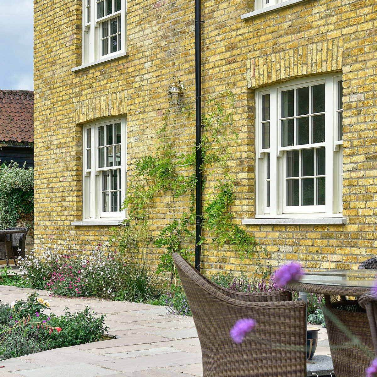 DaleWindows's tweet photo. Classic Dale Joinery white sash windows against the yellow brick is our new favourite combination!
#dalejoinery #bespokejoinery #sashwindows #propertydeveloperuk #designbuild #newbuild #renovationproject https://t.co/zN2MLGx4Iw