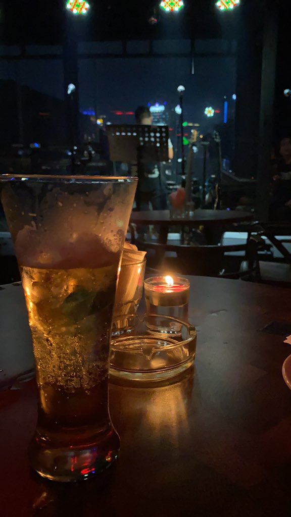 Anyone want to have a cup of beer here？