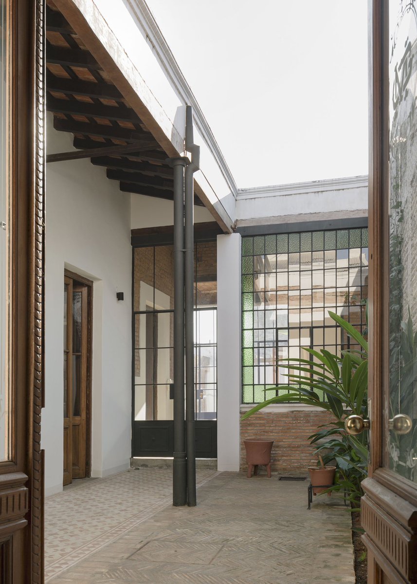 miky_gm's tweet photo. Cada Serbia. Parte 2. Ya que a tanta gente le gusto esta casa comparto algunas fotos más de esta intervención que hicimos en el Centro de Asunción . #architecture #house  #casas https://t.co/olTb8R1dAR