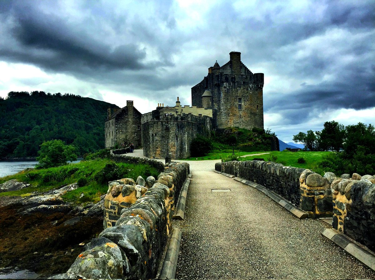 PickNTrip's tweet photo. #EileanDonan is probably the most photographed fortress in the whole of #Scotland, and has featured in movies such as  #JamesBond

Travel with us! https://t.co/2VGYVIfU00🌏✈ https://t.co/zrOrWJkog1