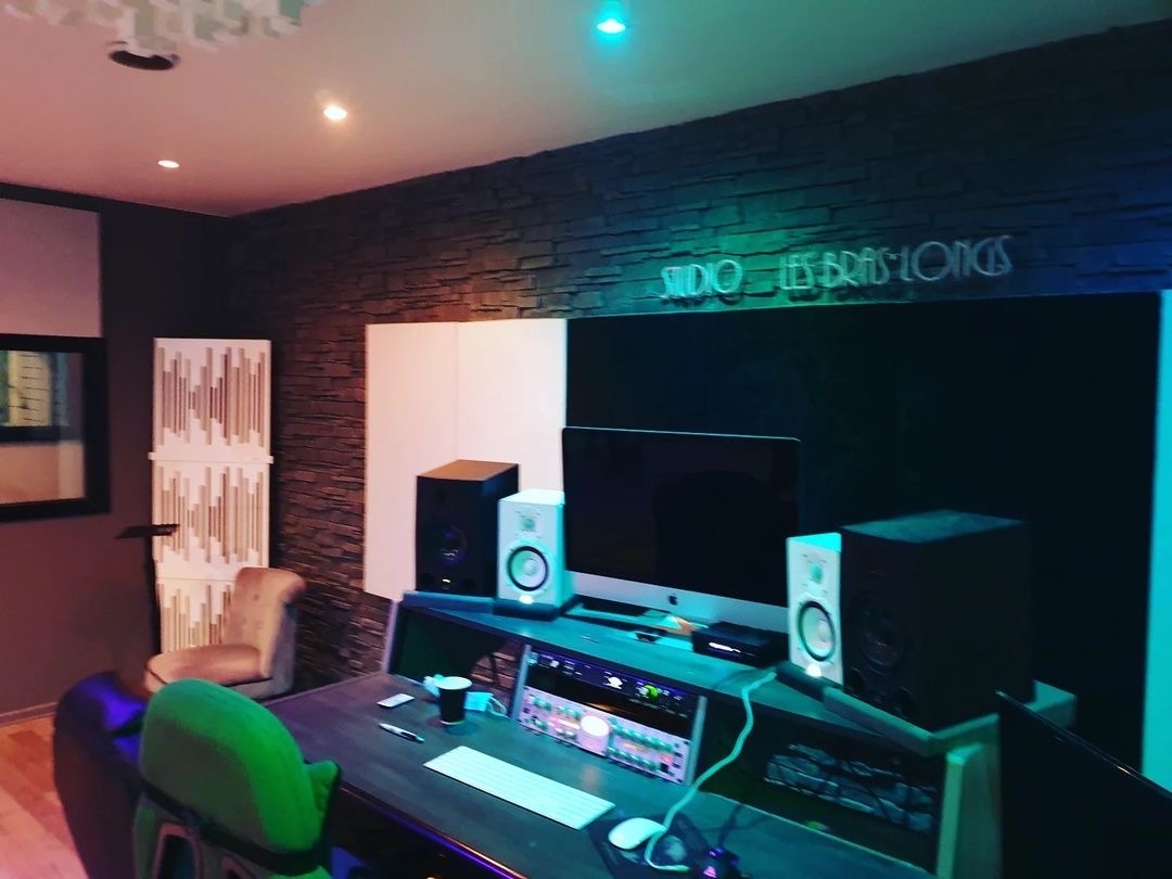 ZAOR Studio Furniture on X: Huge control room at Studio Les Bras