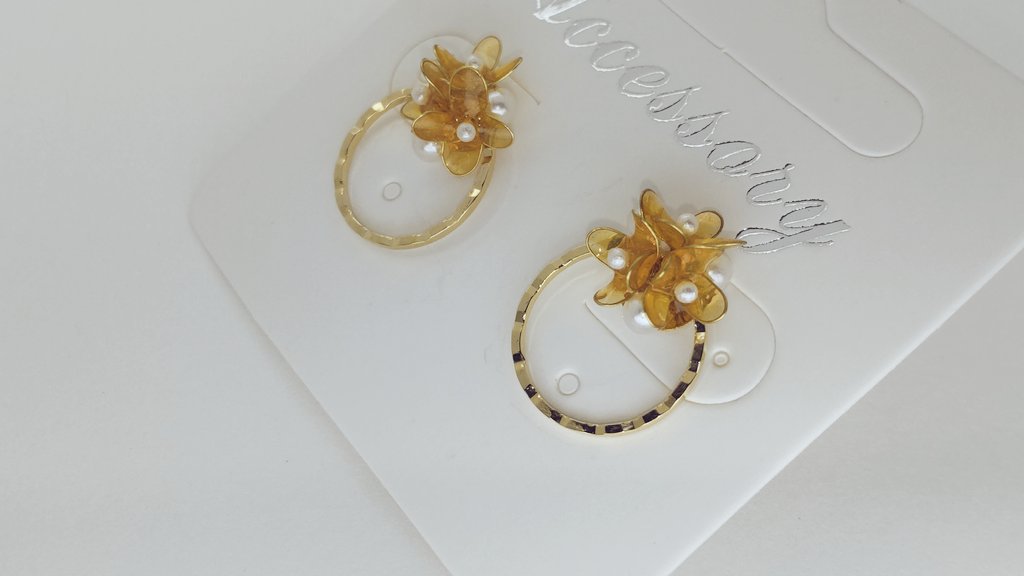 金木犀のピアスです😍
やっぱり写真が暗い…
明日は撮影ボックスの改良が先かな…

#ハンドメイド好きさんと繋がりたい #ハンドメイドアクセサリー #レジン好きさんと繋がりたい #ハンドメイド