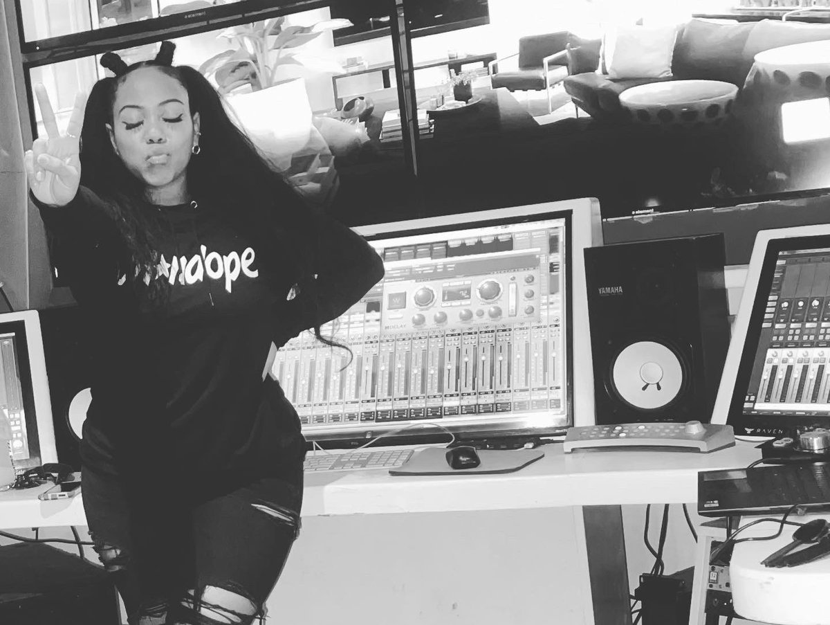 paris_shenae's tweet photo. Music is the only thing that’s ever loved me back fully and for real ❤️❤️
Without breaking my heart in between 😩🙏🏽💚🛸🛸🛸🛸 #DriftWithMe
.
.
#Produce101 #FemaleProducer #AudioEngineer #SoundGeek #Nerd #LA https://t.co/1uNbCNmggQ