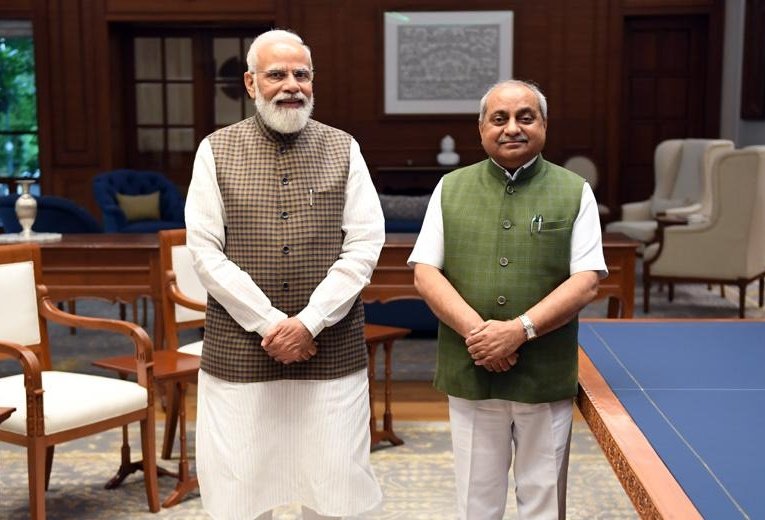 Nitinbhai_Patel's tweet photo. આજે તા. ૧૮/૧૦/૨૦૨૧ને સોમવારના રોજ દેશના લોકપ્રિય અને સતત પ્રજાલક્ષી નિર્ણયો કરનાર માન. વડાપ્રધાનશ્રી @narendramodi જી સાથે વડાપ્રધાનના નિવાસસ્થાન સ્થિત કાર્યાલય ખાતે શુભેચ્છા મુલાકાત કરી. https://t.co/AgGUVmCqbs