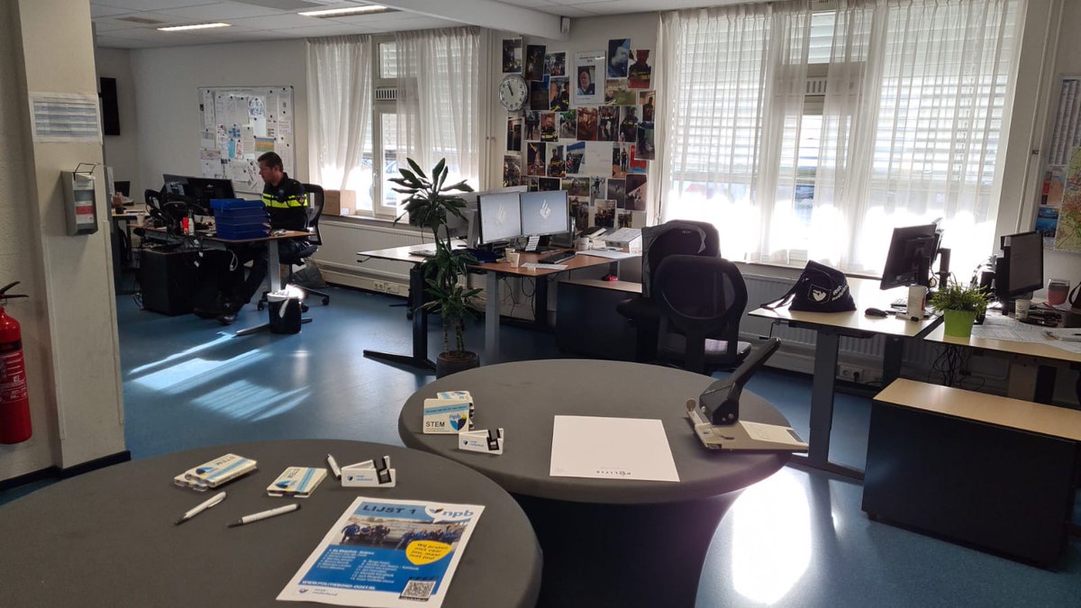 NPBOostNL's tweet photo. Vandaag heeft een delegatie van de @NPBactueel OR kandidaten een bezoek gebracht aan het district Gelderland-Zuid.
Hier hebben we NPB Mentos en NPB stylus pennen achtergelaten. STEM tussen 1 november en 15 november op de NPB! Hartelijk dank... 👍🏻 #NPB #ORpolitieVerkiezingen https://t.co/R7RUY53QxE