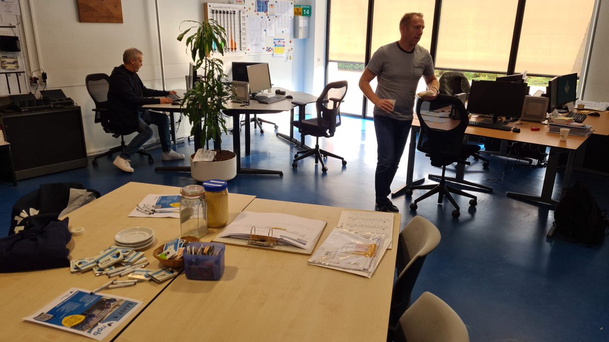NPBOostNL's tweet photo. Vandaag heeft een delegatie van de @NPBactueel OR kandidaten een bezoek gebracht aan het district Gelderland-Zuid.
Hier hebben we NPB Mentos en NPB stylus pennen achtergelaten. STEM tussen 1 november en 15 november op de NPB! Hartelijk dank... 👍🏻 #NPB #ORpolitieVerkiezingen https://t.co/R7RUY53QxE