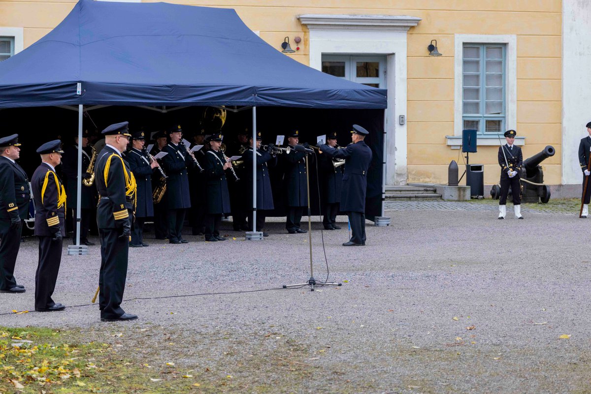 merisotakoulu's tweet photo. Merisotakoulu täytti tänään 91 vuotta! Juhlia vietettiin jo 15.10. Ohjelmassa oli 1. miinanetsintälaivueen muistolaatan julkistus ja paraatikatselmus!
Kiitos musiikista Laivaston soittokunnalle!
#Merisotakoulu #merisk90v #merisk #Merivoimat https://t.co/BecMteF6qO