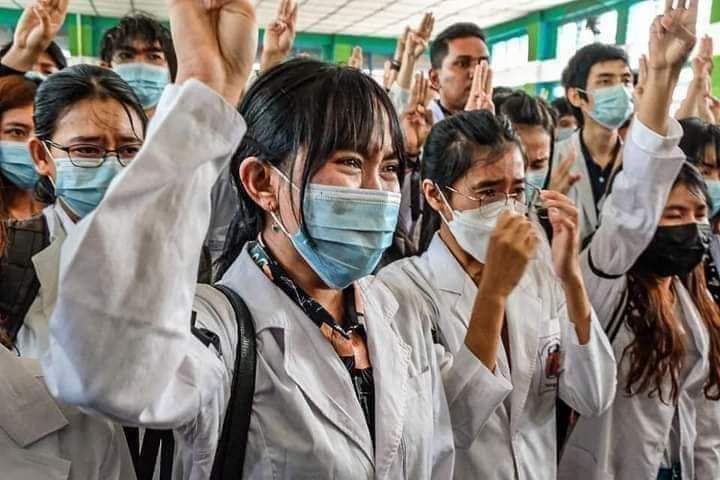 NayThit13947122's tweet photo. အပြစ်မဲ့သူတွေကို လပေါင်းများစွာ ဖမ်းဆီးချုပ်နှောင်ထားပြီး ညှဉ်းပန်းနှိပ်စက်တယ်။
အာဆီယံထိပ်သီးဆွေးနွေးပွဲကနေ ဖယ်ကျဉ်ခံရတဲ့အတွက် မျက်နှာလုပ်ဖို့ အပြစ်မဲ့အဖမ်းဆီးခံ ၄၃၂၀ ကို ပြန်လွှတ်ပေးနေတယ်။
 ကျေးဇူးတင်ဖို့မလိုဘူး။ မတရားဖမ်းဆီးထားခဲ့တဲ့အတွက် လျော်ကြေးတောင်းသင့်တယ်။ https://t.co/AUOEVkAwKL