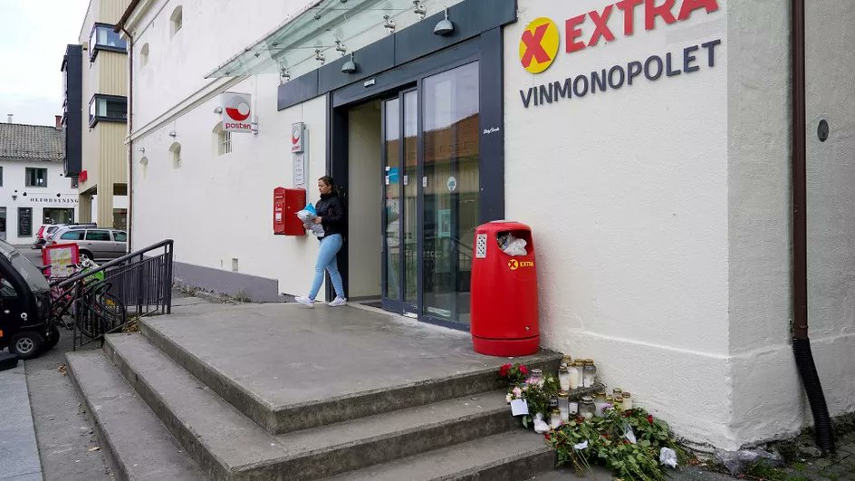 franceinfo's tweet photo. Norvège : les cinq victimes ont été tuées à l'arme blanche et non avec des flèches, affirme la police

https://t.co/V13BDkQ1Mk https://t.co/EfGynfDjE5