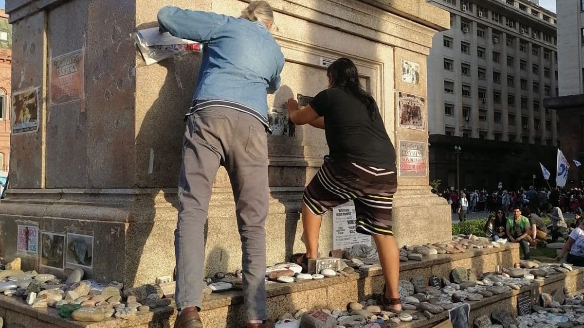 ATortorielloOk's tweet photo. En #RioNegro tenemos casi 2.400 muertos por el COVID. Ayer el kirchnerismo también se burló de la memoria de ellos y el dolor de sus familias.

Ya no se trata sólo de discutir proyectos políticos. Es una cuestión de diferencia en la condición humana. https://t.co/sAttT9mT7o