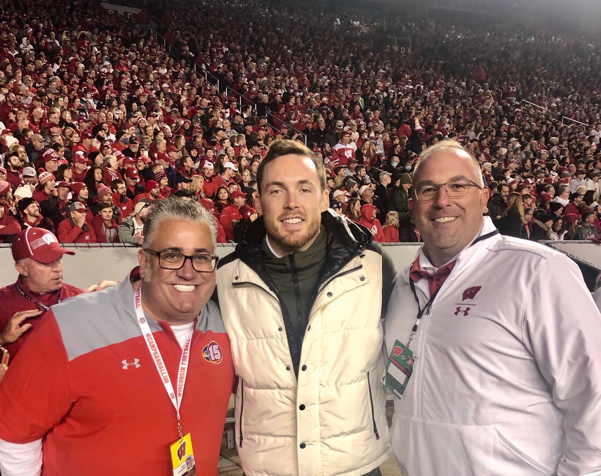 jockosports's tweet photo. Ran into these two ROCK STARS on Saturday night at the Camp!!!! @KDDahmen @pconnaughton @Bucks https://t.co/O97YjPg1HJ