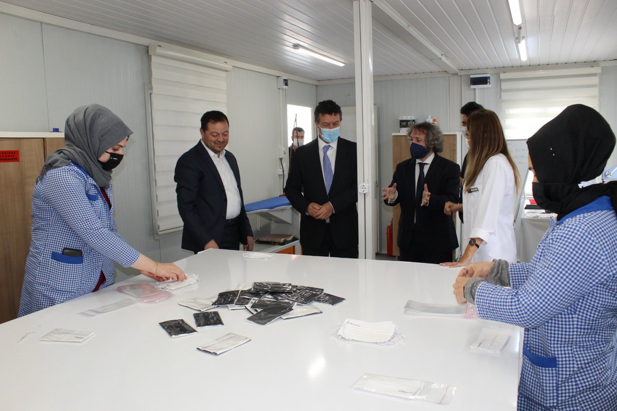 Sn. Philippe Leclerc aynı zamanda Aile Kadın Destekleme ve Engelliler Merkezini ziyaret etti. Merkez, UNHCR tarafından desteklenen, mülteci ve ev sahibi topluluklardan kadınları bir araya getiren bir atölyeye ev sahipliği yapmaktadır.