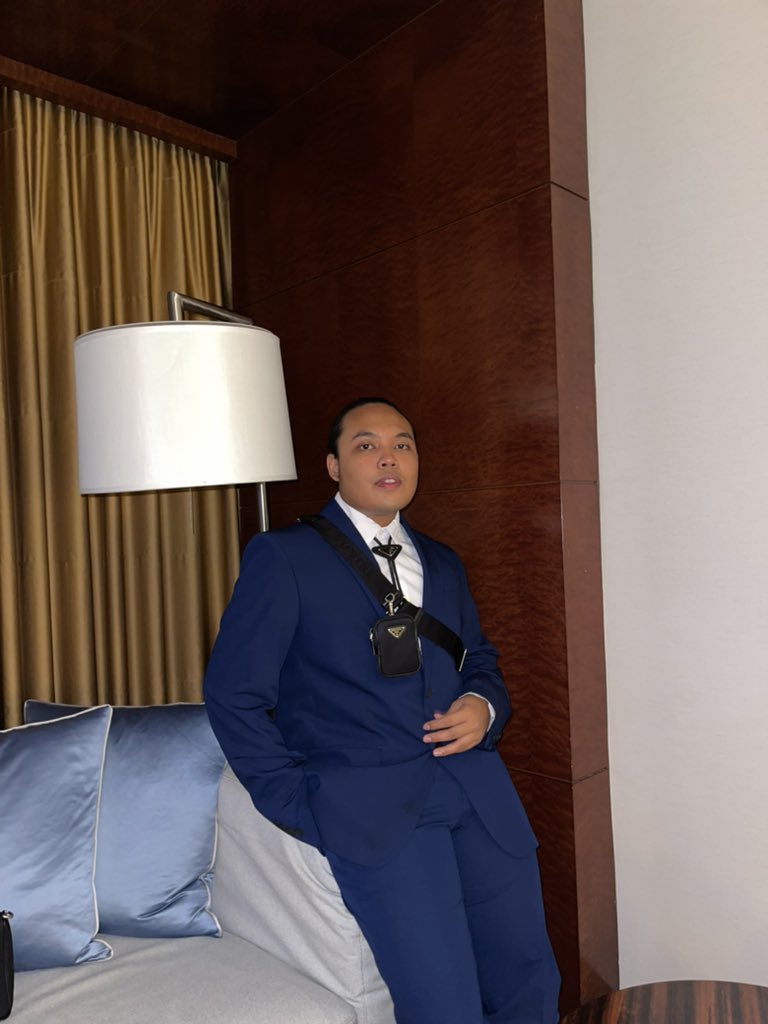 Azfarheri's tweet photo. Me in suit ⚡️ https://t.co/YCvO6LCpJ4