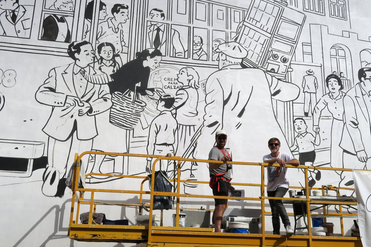 paco_roca's tweet photo. El mural del barrio de Nazaret sigue avanzando. Grande Martín Forés. https://t.co/674cTQMFIh