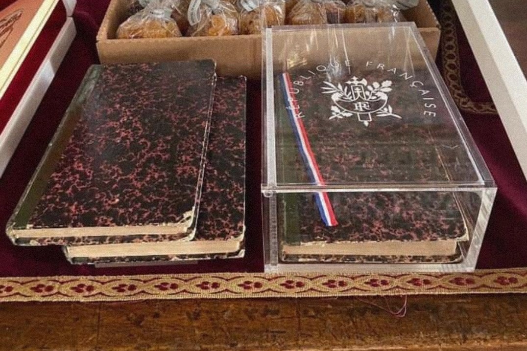 Grâce à <a href="/Pierretequi/">Pierre Téqui</a>, je découvre l'édition de "Notre-Dame de Paris" que <a href="/JeanCASTEX/">Jean Castex</a> a offerte au Pape lors de l'audience que celui-ci lui a accordée. Mais où sont-ils allés chercher des livres en si mauvais état, même pas nettoyés et restaurés. C'est d'un minable !