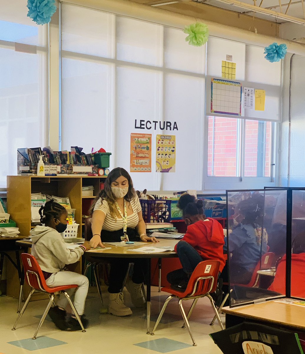 misssolesbee's tweet photo. These @NorthsideK8 @ParticipateLrng #duallanguage first graders are loving their guided reading time with @NeulingDaniela! Such strong instruction - these kids were highly engaged and having a blast! 🇨🇱♥️ #unitingourworld https://t.co/IH90FZUUdN