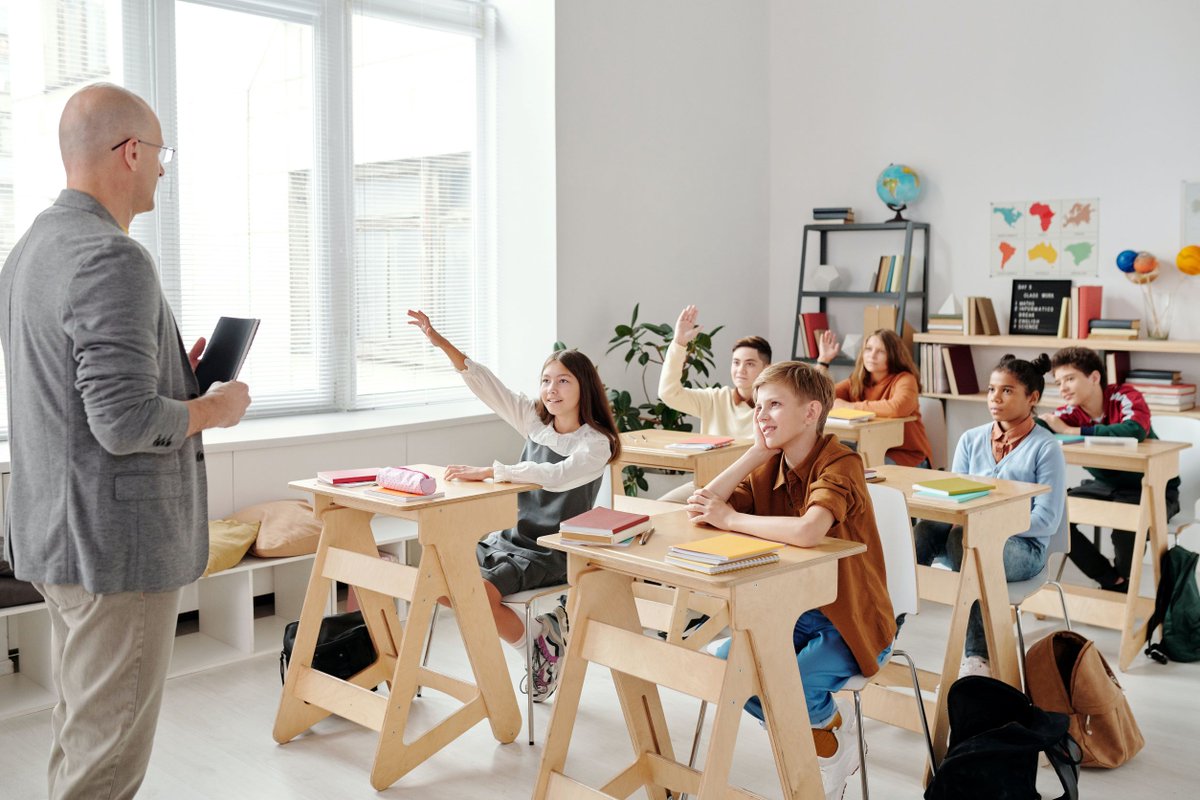 Want to discuss #officiallanguages in Canada with your students? We give presentations to schools from coast to coast to coast, free of charge! 🇨🇦📚

For more information: ow.ly/LSIn50GrGFw