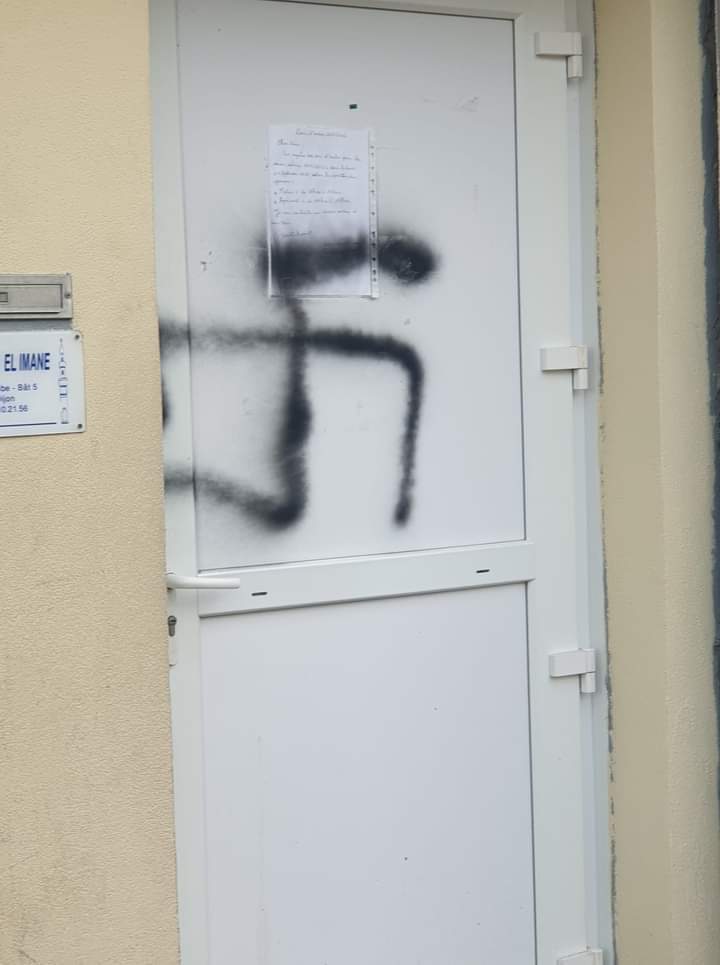 Islametinfo's tweet photo. Mosquée de Dijon taguée comme d'autres il y a peu.

Non seulement il y a silence des médias et des politiques mais en plus l'état ferme des mosquées arbitrairement.

L'islamophobie est devenue une politique de désislamisation. https://t.co/LtsdodnNrx