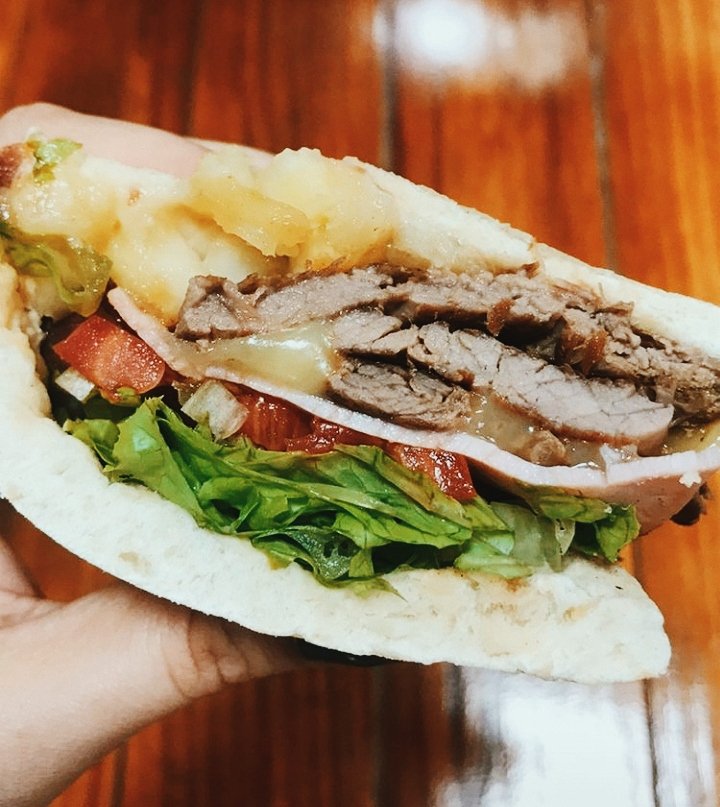 BebeluCG's tweet photo. Ingredientes de #qualidade que surpreendem no sabor... 😋 Peça nossos #sanduíches pelo #delivery ou vem comer aqui em nossa #loja! Funcionamos todos os dias, das 11h às 21h45. 🕙 https://t.co/k3HpLl7J8A