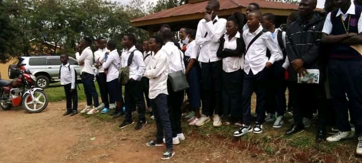 Après 2 semaines sans cours.  À la mairie pour exprimer nos sentiments face au sabotage de notre éducation.
Nous avons percé jusqu'à remettre le memo dans les mains du maire de Ville. On a pas été reprimée, si 48h sans réponse une autre decision.
<a href="/ProfesseurTony/">Professeur Tony Mwaba</a> 
<a href="/AminataNamasia/">Aminata NAMASIA</a>