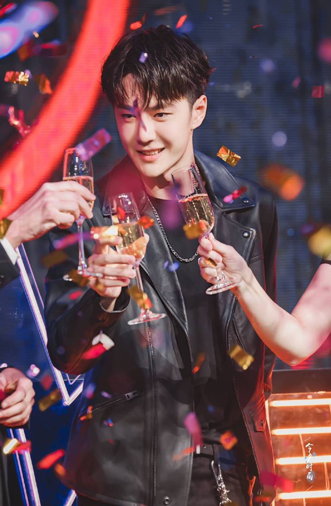 wxyzybxz's tweet photo. Cheers 🥂 

年轻有为🔥 https://t.co/gYskZySw2P