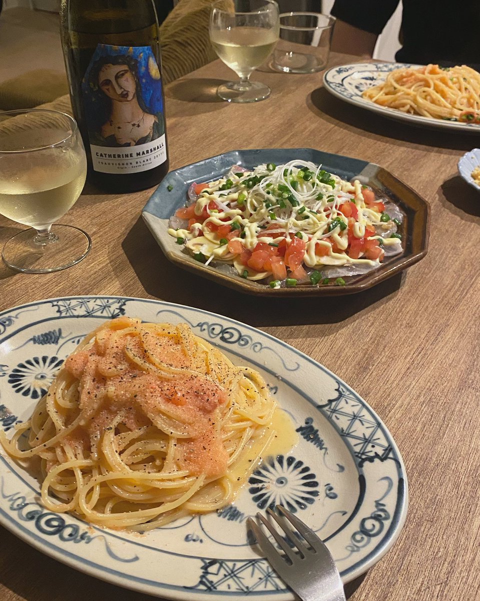 moto549chan's tweet photo. sioリスペクトの明太子スパゲティと鯛のカルパッチョ🇮🇹
白ワインは南アフリカのジャケ買いワイン😼😼🍷
#おうちでsio 
#おうちごはん
#料理
#器のある暮らし https://t.co/rpwf4hbONU