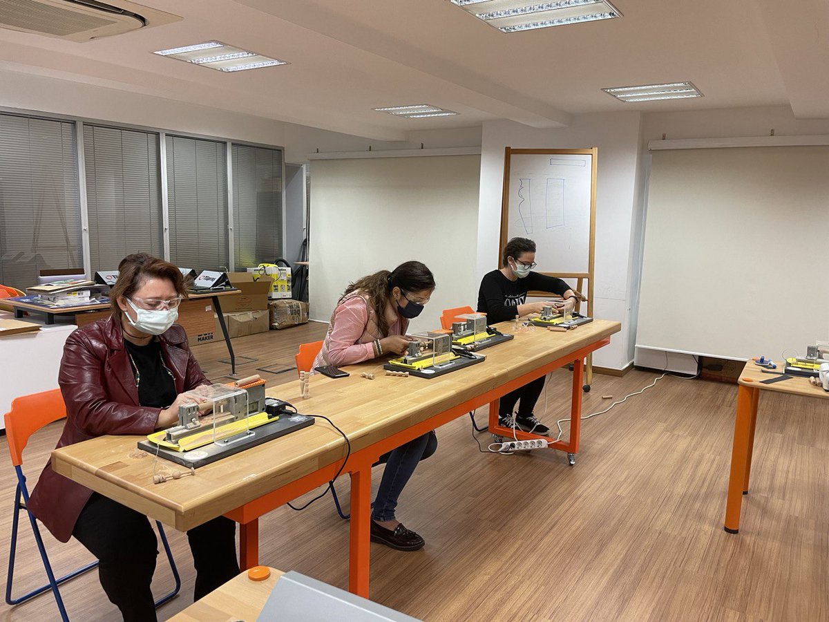 izmir_ilmem's tweet image. İzmir Bilişim Günleri kapsamında Codeweek temasıyla plânladığımız  atölyelerimizden "Biraz Ahşap Biraz Kodlama" atölyesinde öğretmenlerimizle bir araya geldik.
#Codeweek #CodeweekTurkiye #CodeWeekEU
@tcmeb @egitimbilisim @MucahitYentur