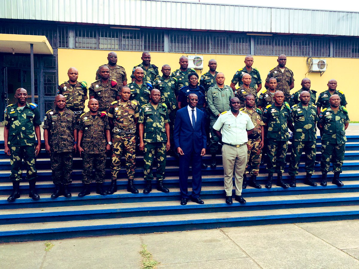 Avec les officiers supérieurs FARDC, PNC et FACA de la 2ème promotion de l’Ecole de guerre de Kinshasa ce lundi 18/10 pour discuter de la politique éco des acteurs internationaux en Afrique et des problèmes éco fondamentaux du continent.