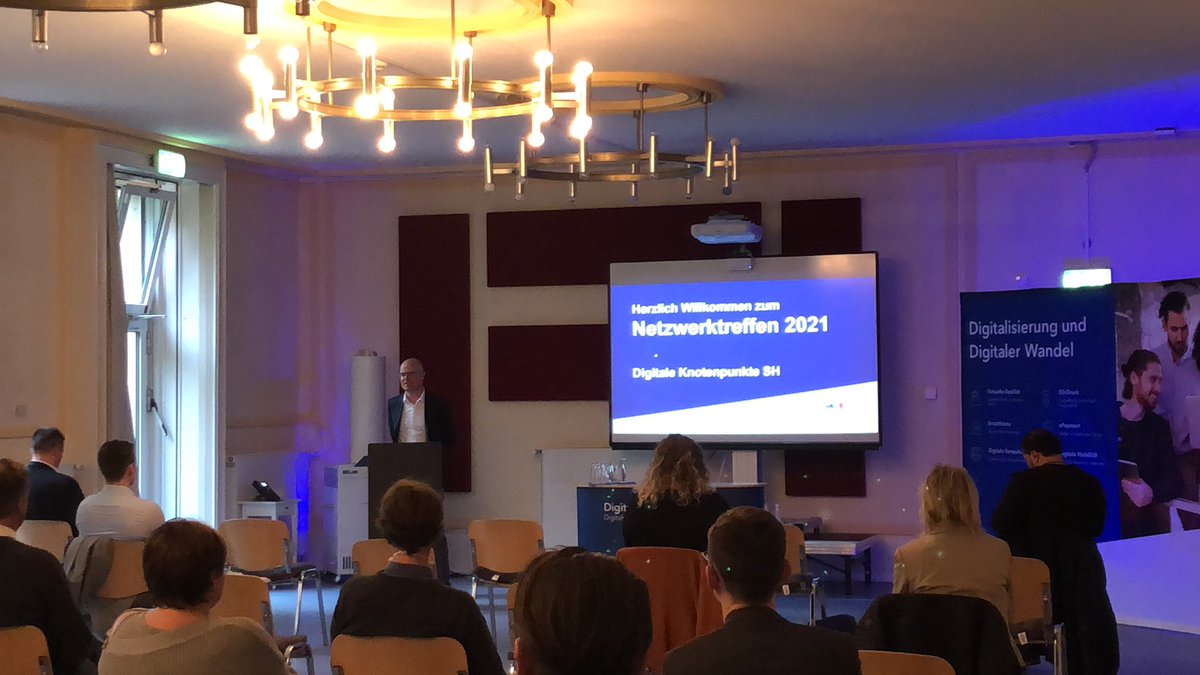 Digitales.SH (@digitalessh) on Twitter photo Auf der Eröffnung des 2. Netzwerktreffens #DigitaleKnotenpunkte des <a href="/melund_sh/">Maximilian 🇺🇦🇱🇺🇪🇺</a> stellt @togoldschmidt fest, dass #Digitalisierung Räume braucht um sie erlebbar zu machen und dass die Landesregierung das Projekt auch in den kommenden Jahren unterstützen wird. Auf der Eröffnung des 2. Netzwerktreffens #DigitaleKnotenpunkte des <a href="/melund_sh/">Maximilian 🇺🇦🇱🇺🇪🇺</a> stellt @togoldschmidt fest, dass #Digitalisierung Räume braucht um sie erlebbar zu machen und dass die Landesregierung das Projekt auch in den kommenden Jahren unterstützen wird.