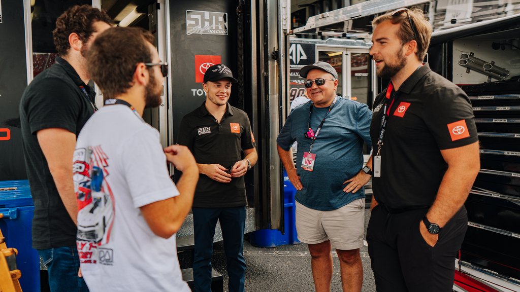 SantinoFerrucci's tweet photo. Pre-race meetings with Sam and the Palermo’s gang

#talladega #nascar #palermos #screaminsicilian #xfinityseries #pizza #hyvee #toyota #supra #racecar #racing https://t.co/BxJejHV7D5
