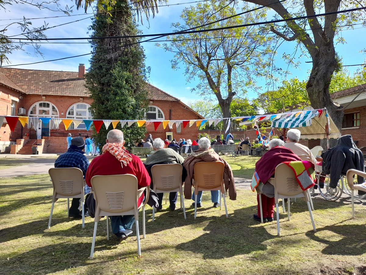 ASSEcomunica's tweet photo. Hospital Tangó es una propuesta musical concebida para desarrollarse en centros asistenciales.
Días atrás estuvo en el Hospital Centro Geriátrico Piñeyro del Campo, llevando no solo música -el tango- sino un momento de esparcimiento para todos los residentes.
Muchas gracias! https://t.co/oMqPVkxFpc