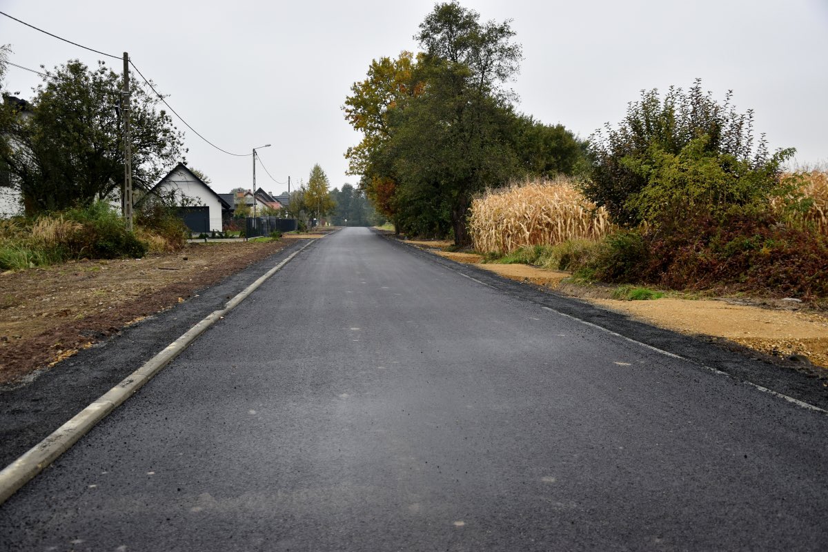 Inwestycje drogowe o wartości ponad 1️⃣5️⃣0️⃣0️⃣0️⃣0️⃣0️⃣złotych, z czego ponad 9️⃣0️⃣0️⃣0️⃣0️⃣0️⃣ złotych pochodziło z Rządowego Funduszu Rozwoju Dróg💰💶 miałem przyjemność odebrać dzisiaj w Gmina Spytkowice I w tym miejscu bardzo dziękuję Panu Łukasz Kmita - Wojewoda Małopolski za wsparcie