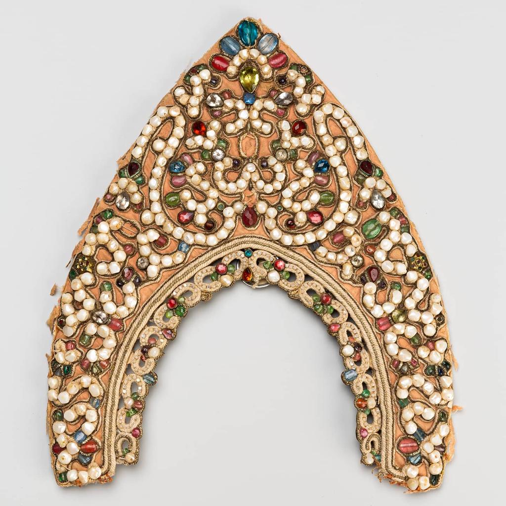 Первое свидетельство о русском жемчуге относится к XV веку. Великий князь Иоанн III в 1488 г. сделал угорскому (венгерскому) королю Матиашу подарок - мех черного соболя с декорированными золотом и жемчугом ноготками на лапках, на что ушло 20 крупных и чистых новгородских жемчужин