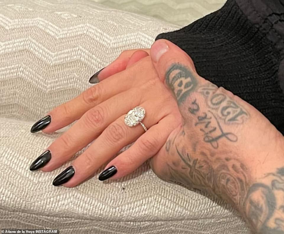 DailyMailCeleb's tweet photo. The ring looked to be at least 15 carats and was an oval shaped stone set on a simple diamond band

Read more: https://t.co/52KChgsFVk https://t.co/b63LCNBM2B
