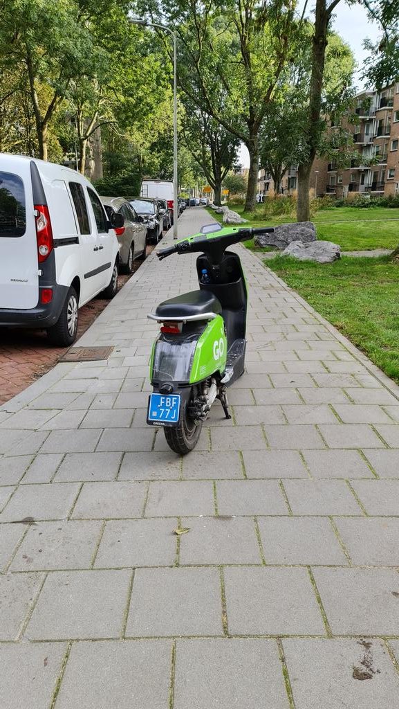 Het nieuwe straatbeeld? <a href="/gosharingoff/">GO Sharing</a> kunnen jullie deze scooter weghalen? Veel dank. T.h.v. Isabellaland 970 <a href="/parkfelyx/">parkfelyx</a> #foutgeparkeerd