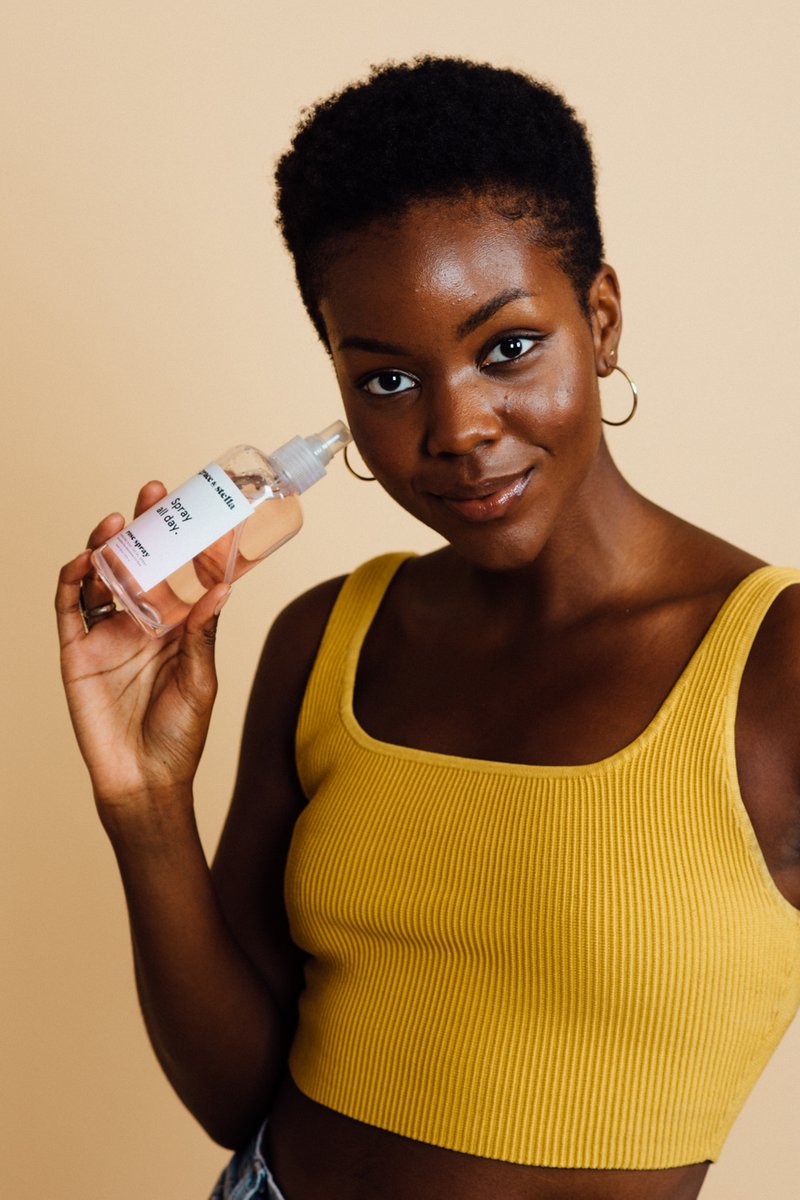 Keeping your skin fresh and hydrated, rose water mist has anti-inflammatory properties to assist in reducing redness. It helps maintain the skin’s pH balance, helping with acne, dermatitis, eczema, and healing scar tissue. It also controls excess oil, so you’re always glowing