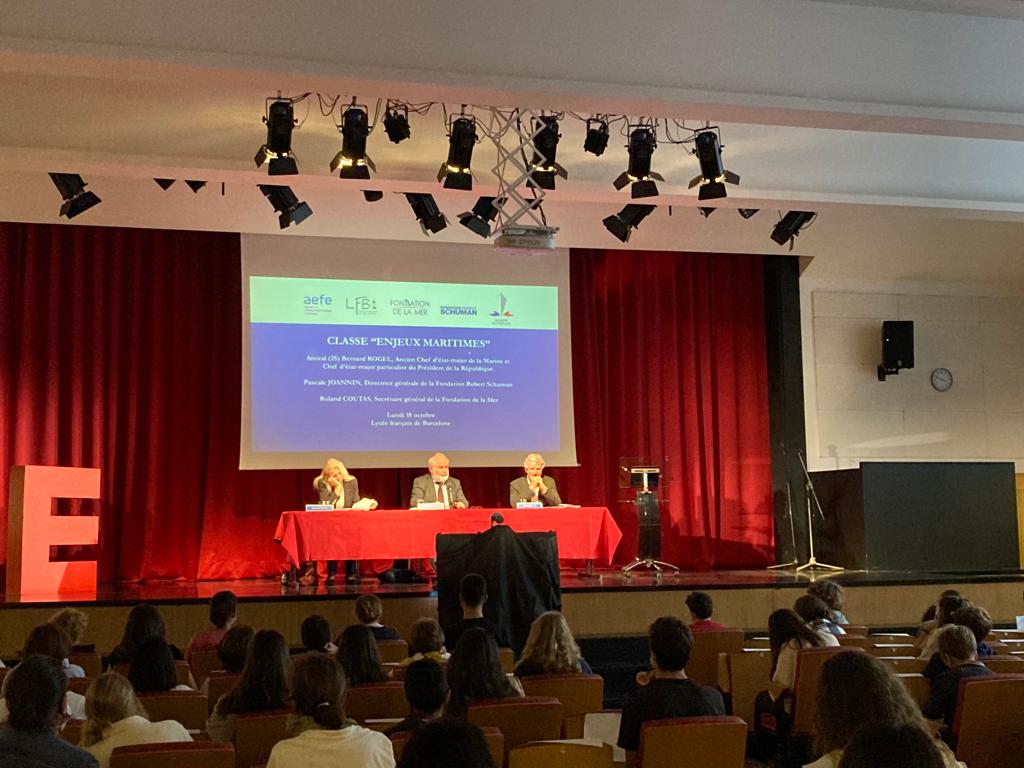 En ce moment a lieu la présentation des "Classes Enjeux maritimes", la classe de 4e du Lycée Français de #Barcelone est pionnière de ce dispositif.
Avec Roland Coutas, Pascale Joannin et l'Amiral Bernard Rogel.
Dispositif de la <a href="/FondationMer/">Fondation de la Mer</a> <a href="/education_gouv/">Ministère Éducation nationale</a> et Fondation Schuman